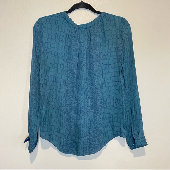 Aritzia T.Babaton Womens Silk Teal Alligator Print Longsleeve Blouse Size Small - Picture 2 of 7